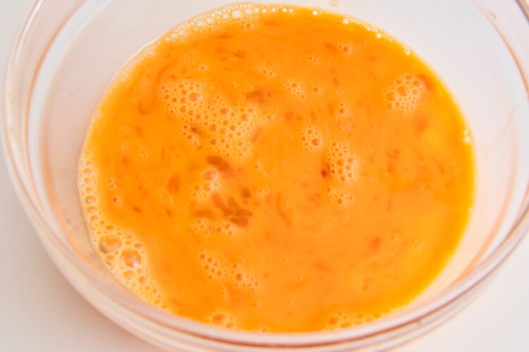 卵は、溶いた後も白身がまだらに残っているくらいの状態がベスト